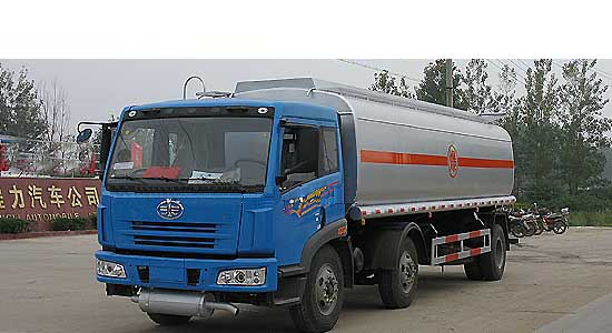 解放小三軸化工液體運(yùn)輸車